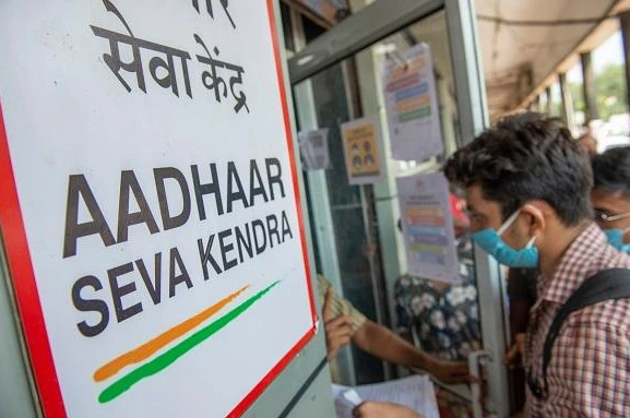 Indian user visits Aadhaar Seva Kendra for mobile status verification